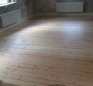 gulv efter gulvafhøvling og slibning