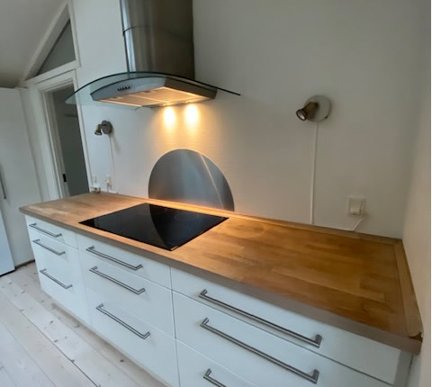 Her kan i se gulv og køkkenbordplade før gulvafslibning i Måløv