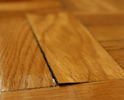 Fugtpletter og misfarvning af trægulv – kan ikke blot pletslibes