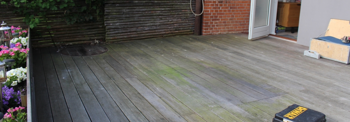 Billede før afslibning af terrasse - træterrasse med riller